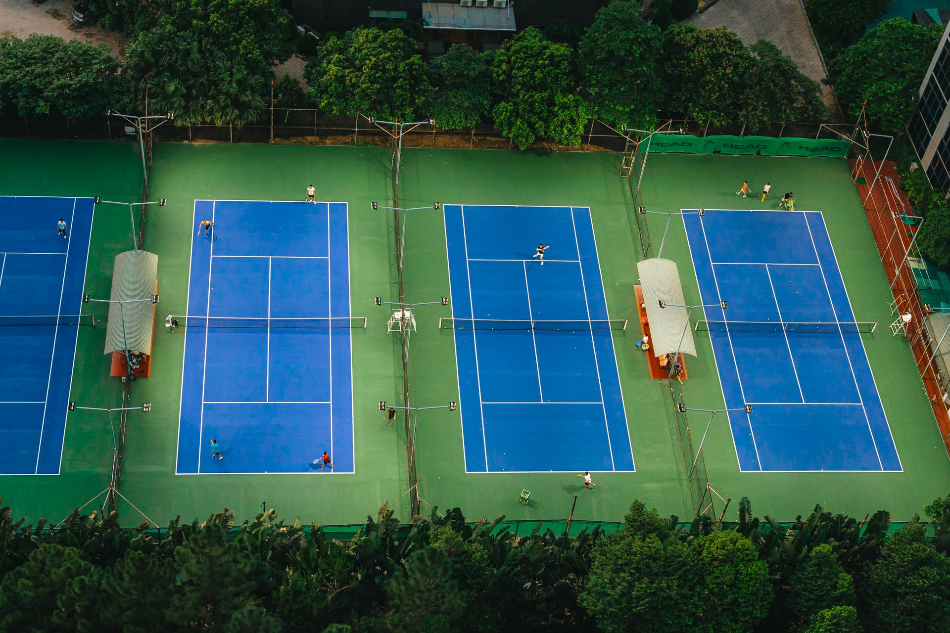 Creare site pentru cluburi tenis: Beneficii reale