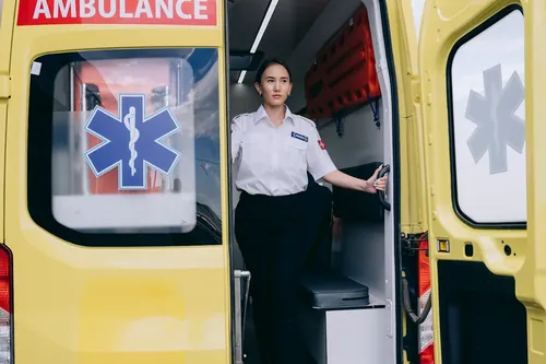Ce înseamnă când visezi ambulanță – Interpretare completă și semnificații psihologice