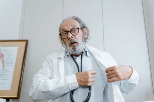 Ce înseamnă când visezi doctor: interpretări pe înțelesul tău