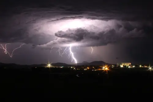 Ce înseamnă când visezi o catastrofă naturală: interpretări și semne