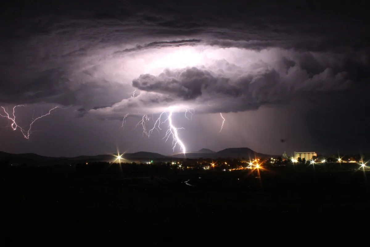 Ce înseamnă când visezi o catastrofă naturală: interpretări și semne