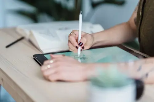 Idee de afacere: designer grafic — plan complet de lansare (bugete, prețuri, vânzări)